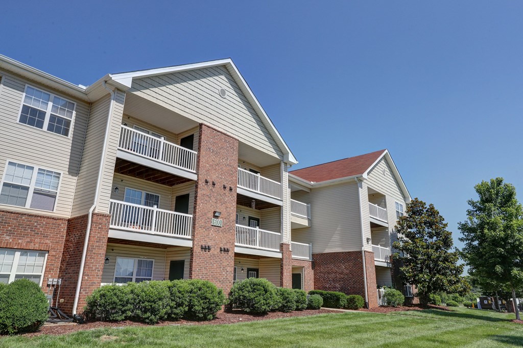 Exterior view of Autumn Winds apartment homes in Clarksville, TN