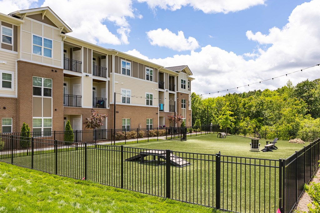 the preserve at ballantyne commons apartments with a fenced in yard