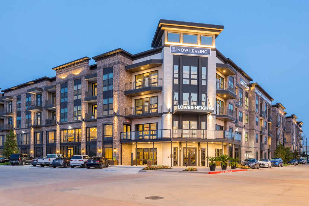 A large multi-story apartment building for 27Seventy Lower Heights apartments in Houston, TX