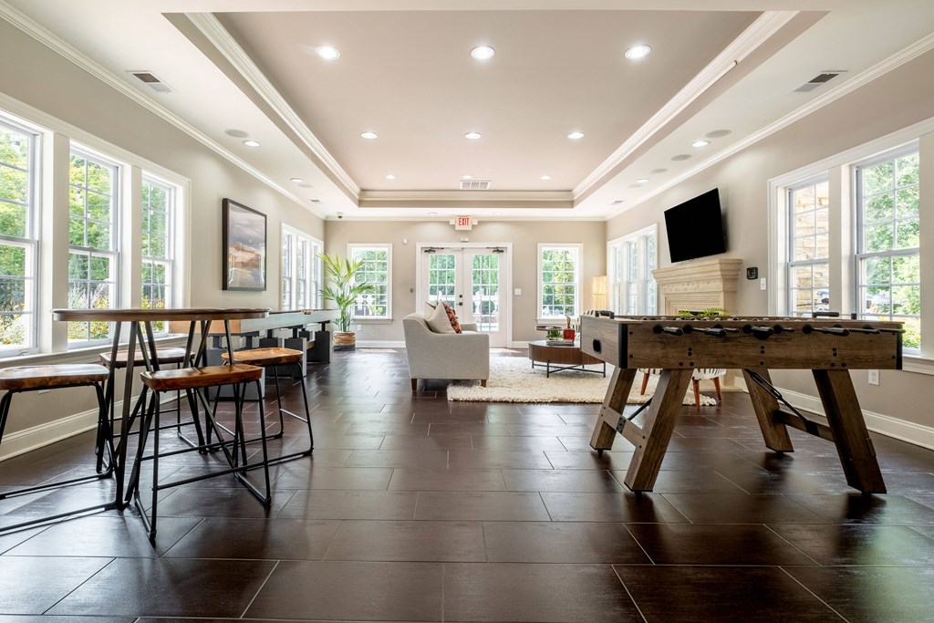 additional photo for property listing at chic digs with room to stretch out in the village 22 car