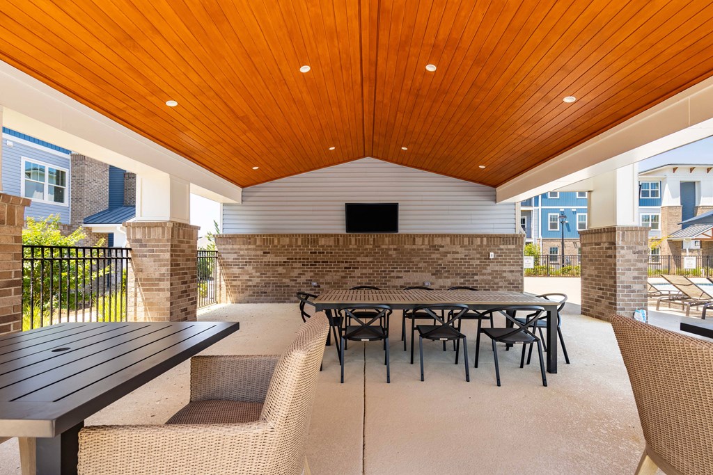 the retreat at thousand oaks covered patio with table and chairs