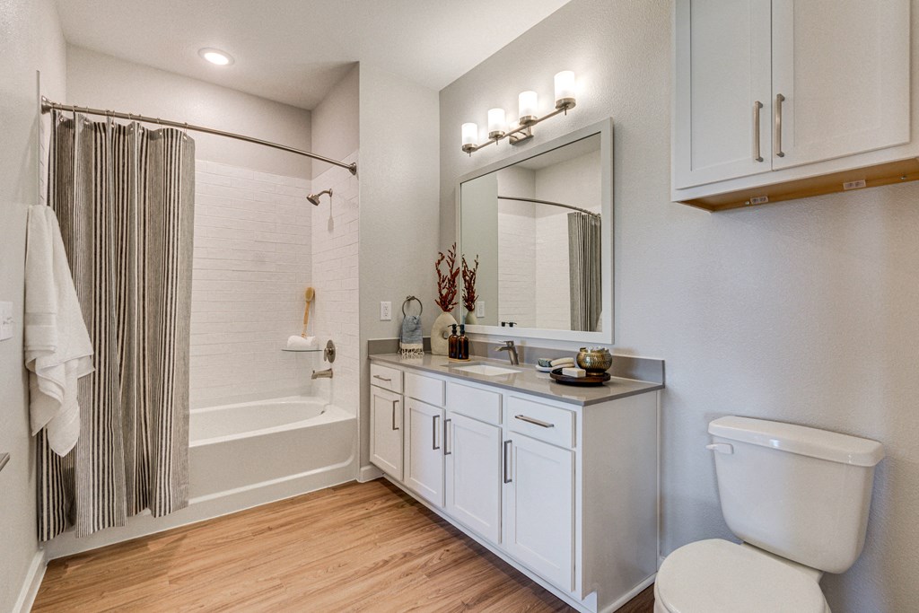 Modern Apartment Bathroom With a Fully Tiled Shower and Tub