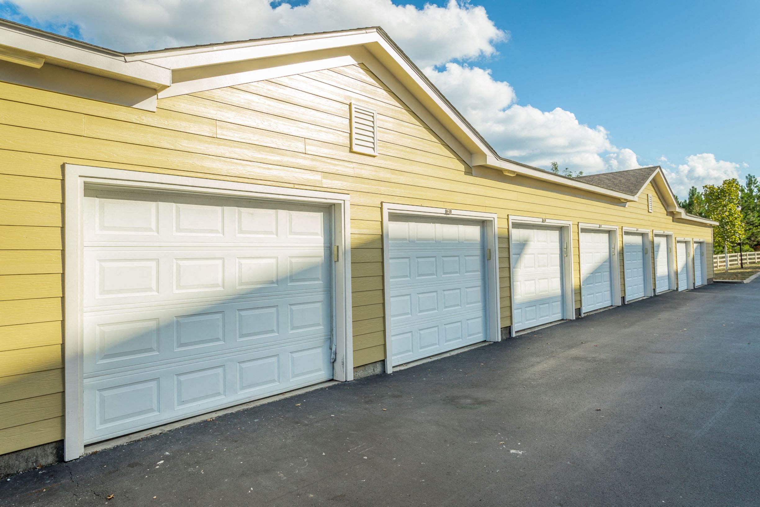 Detached garages at Amberleigh Ridge