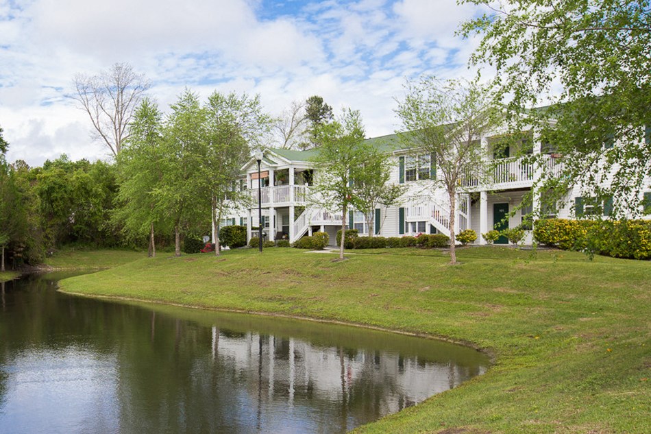 Landscaped ponds at Deerbrook Apartment Homes in Wilmington, NC 28405