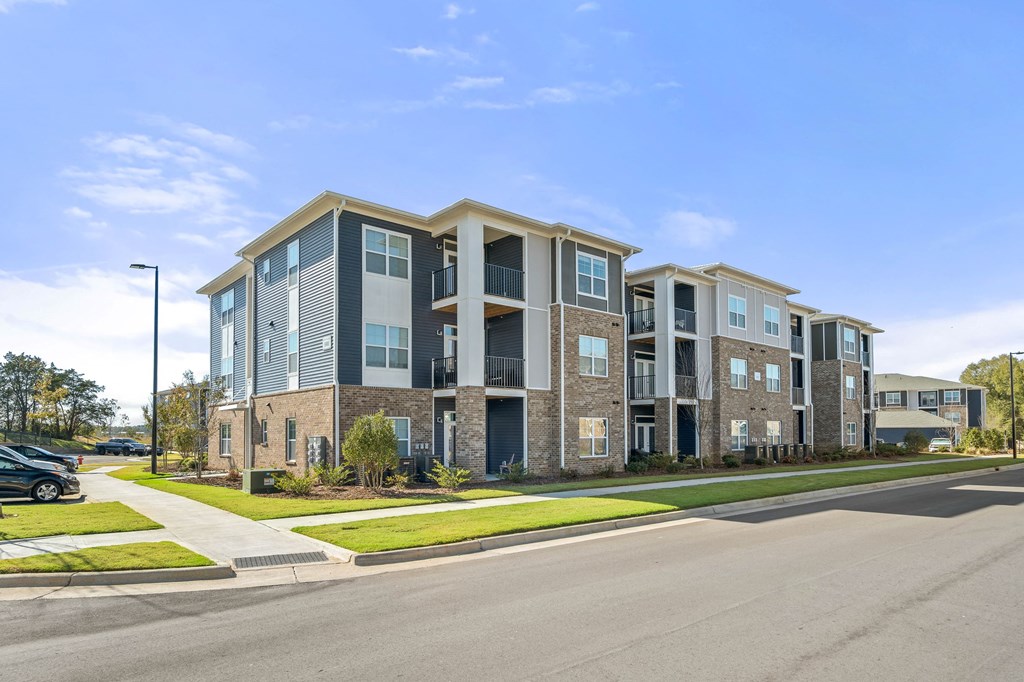 Exterior View of Hawthorne at the Glen in Concord, NC