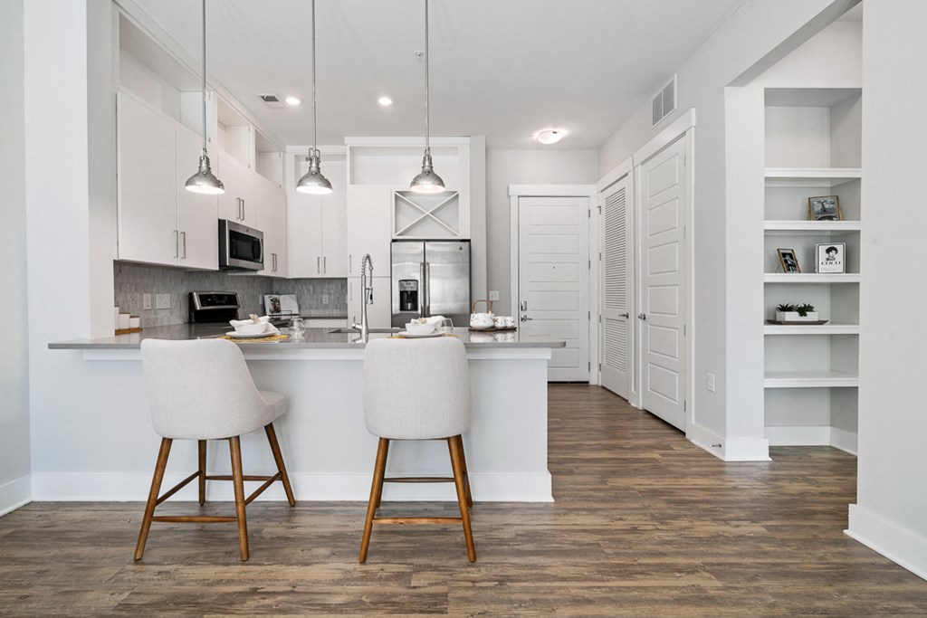 Apartment with high ceilings, wood flooring and built in shelves hawthorne at friendly