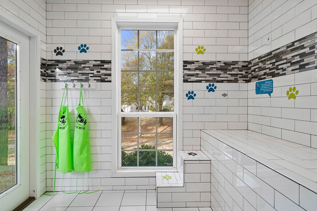 Pet wash at Hawthorne at the Carlyle in Greenville, SC