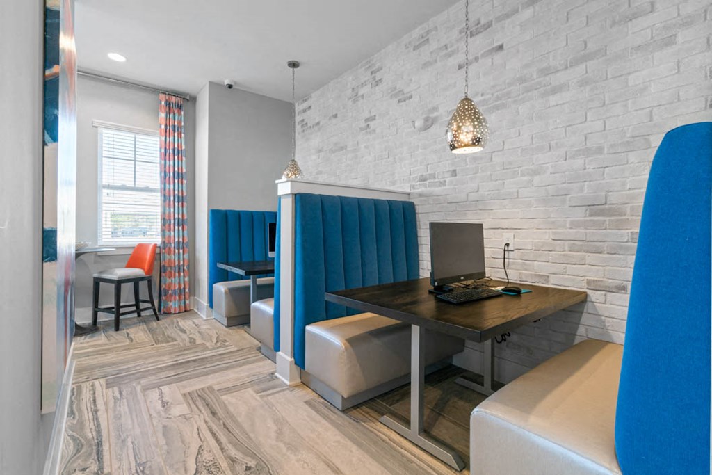 Hawthorne at the Glen Cyber Cafe