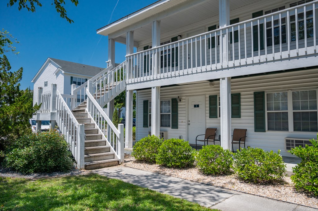 Exterior views of Deerbrook Apartment Homes in Wilmington, NC 28405