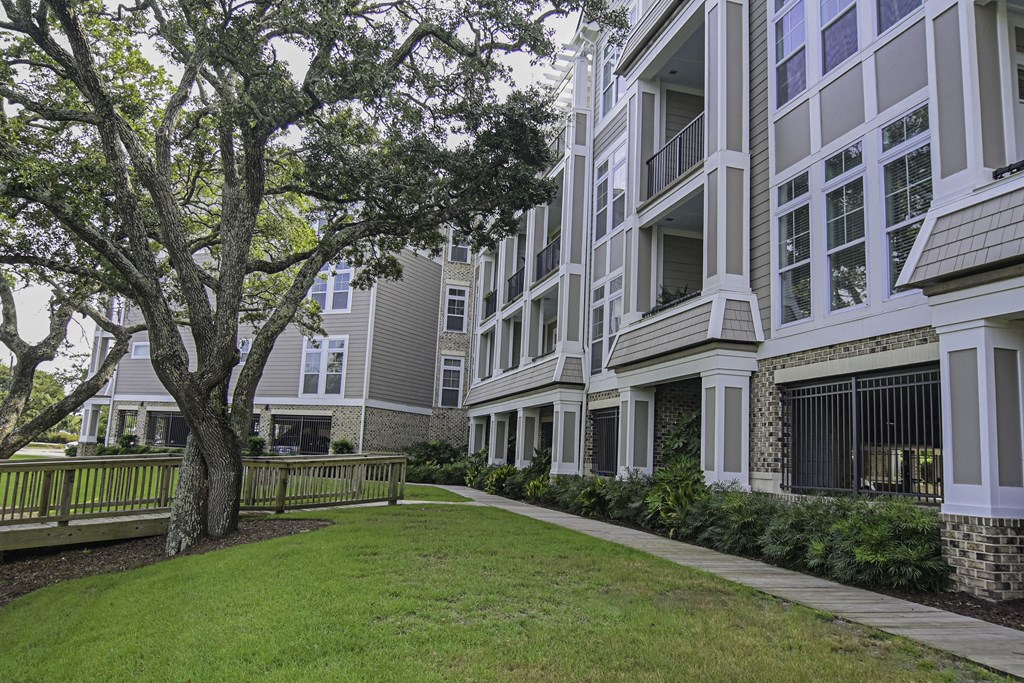 Exterior Views of Grand View Luxury Apartments in Wilmington, NC