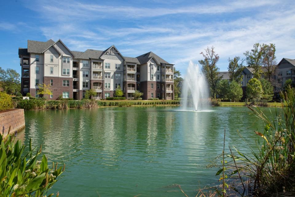 A large building with a fountain in front of it.