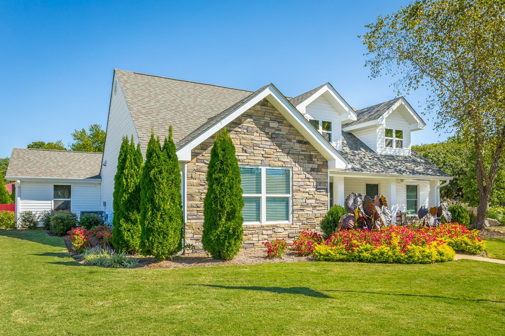 Exterior Views of Hawthorne at Lily Flagg in Huntsville, AL