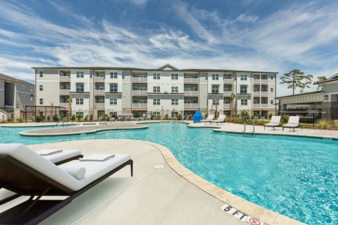 Luxurious swimming pool