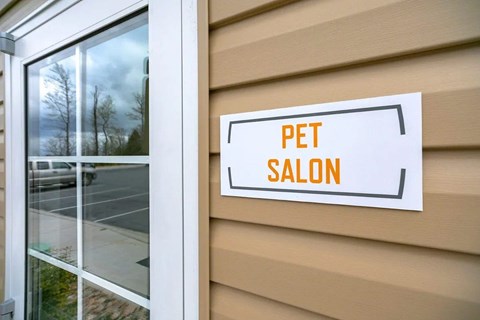 A sign for Pet Salon.