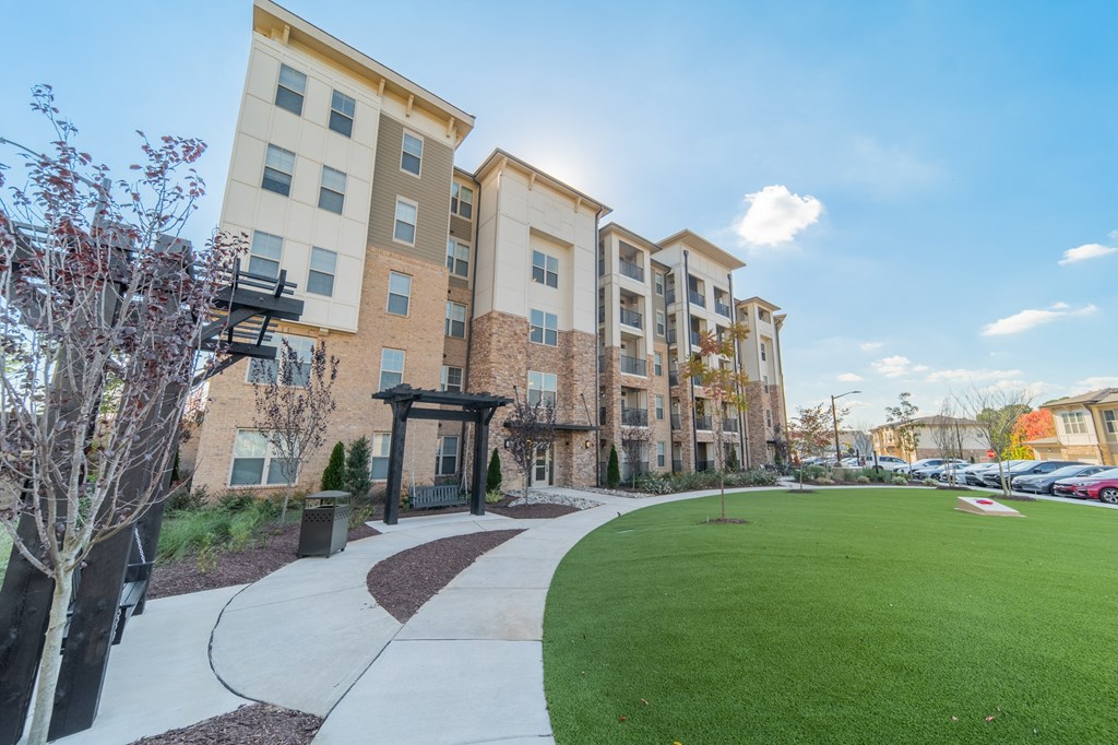 the preserve at ballantyne commons exterior of apartment buildings and green grass