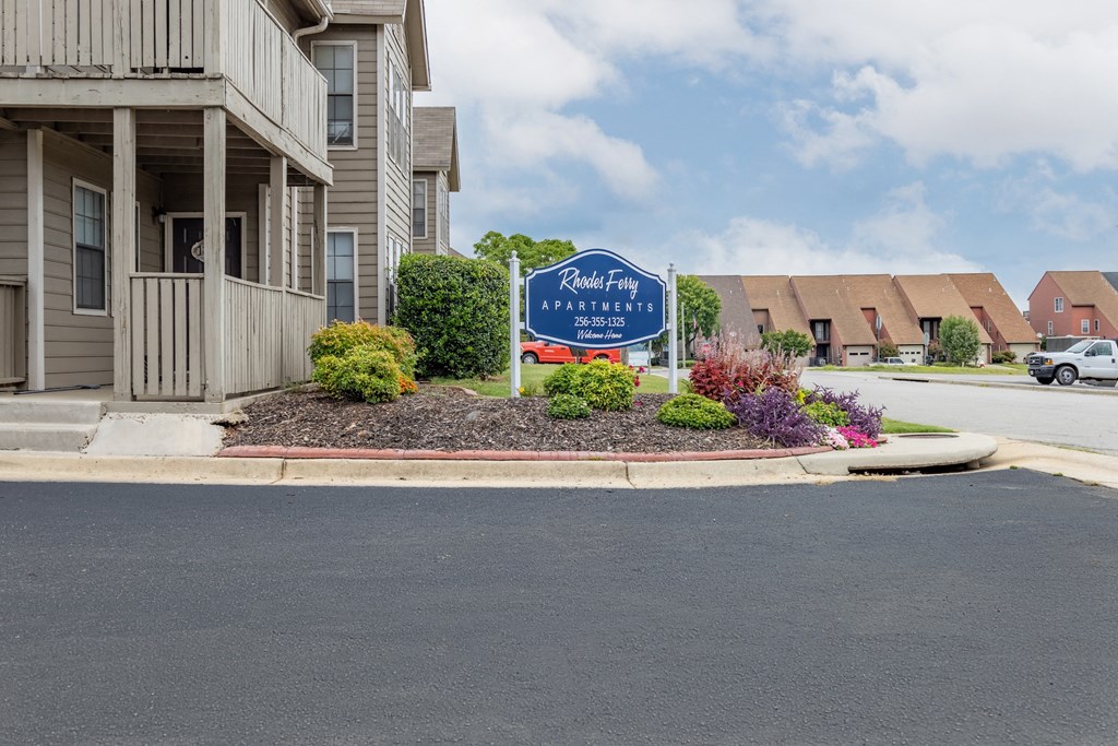 the retreat apartments sign in front of the building