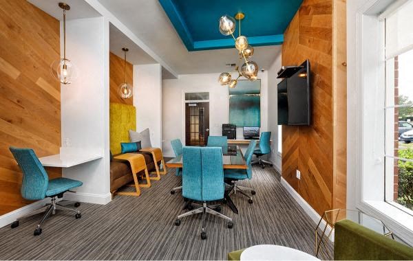 24-Hour Business Center with Computer and Wireless Printing