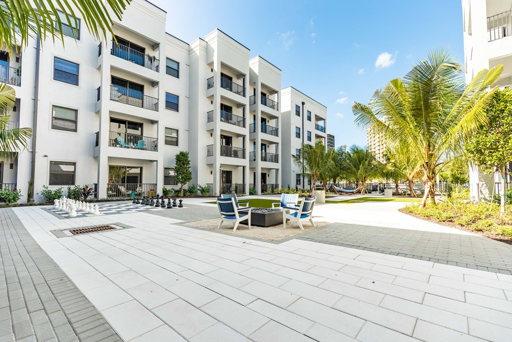 the preserve at ballantyne commons apartments courtyard and outdoor amenities