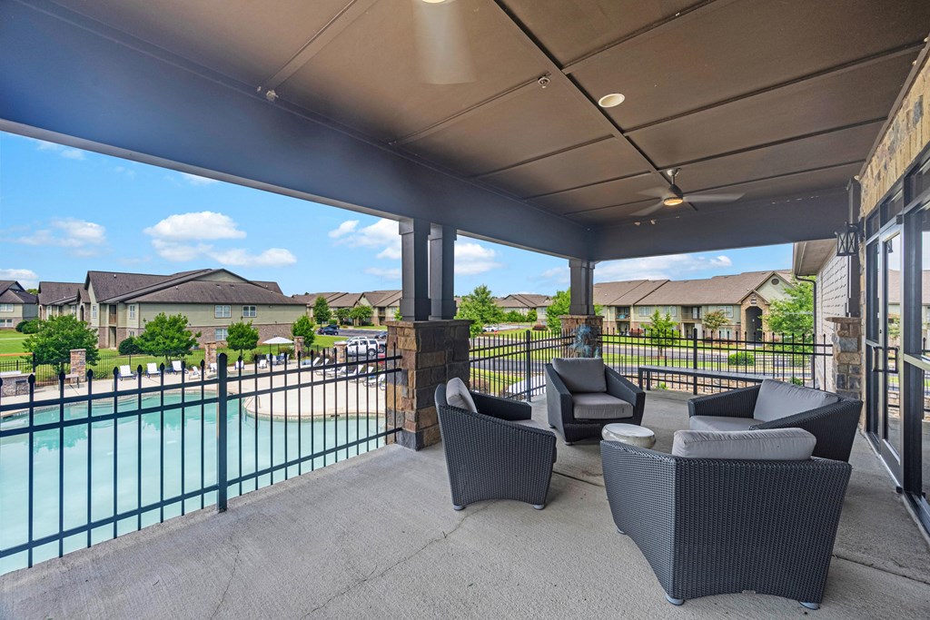 the retreat at thousand oaks covered patio with chairs and a pool