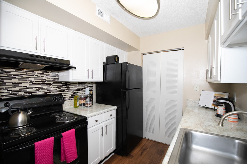 model kitchen white cabinets