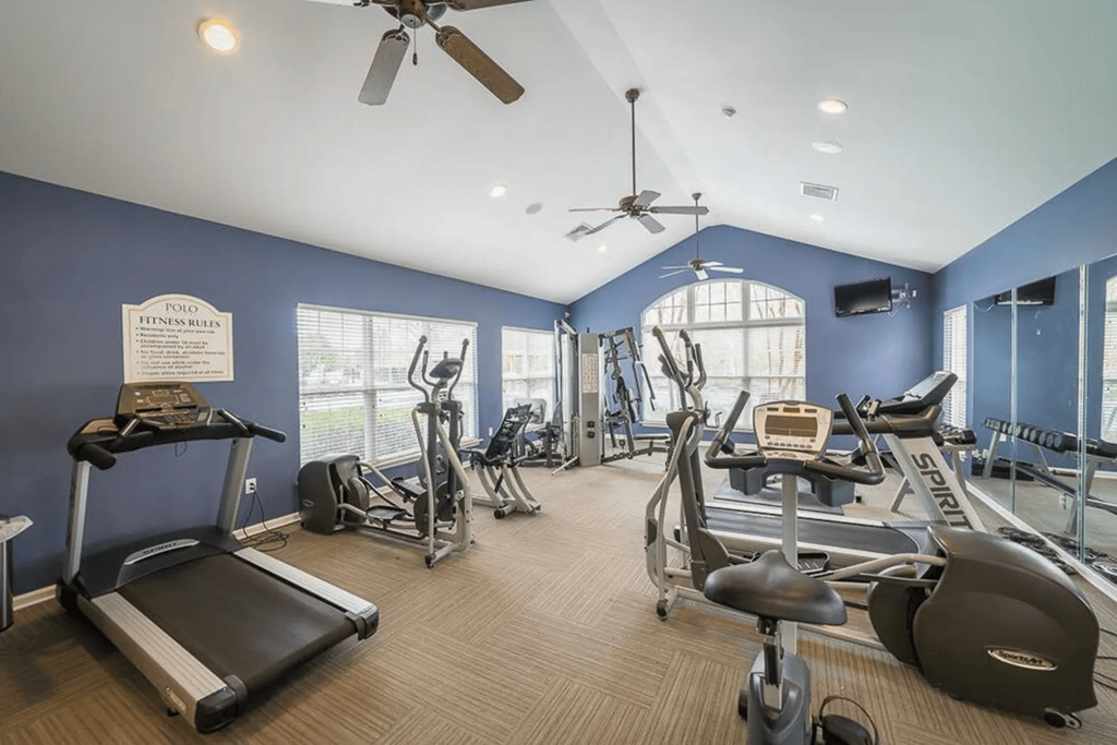 the gym at the landing at pullman apartments in pullman