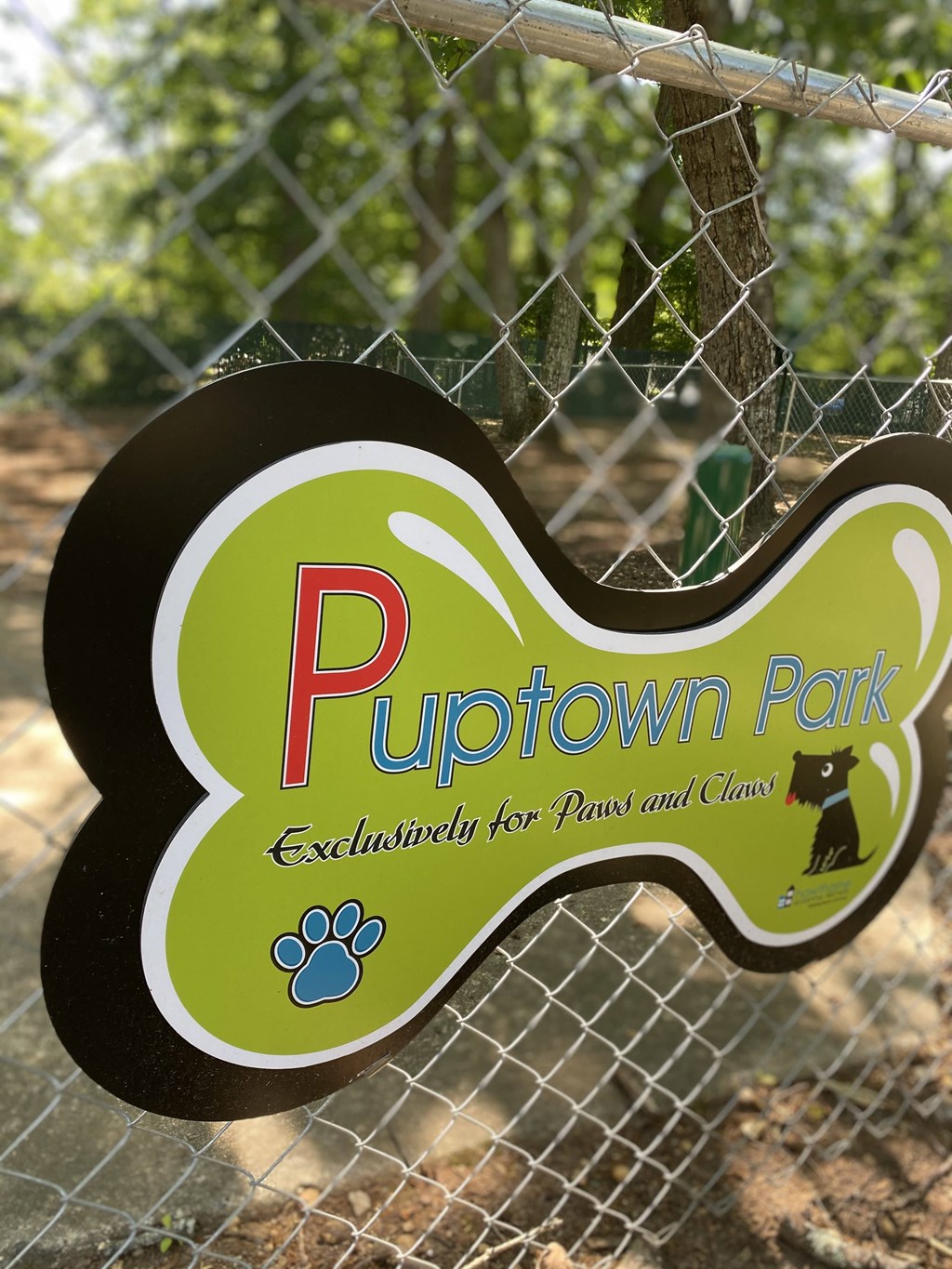 a sign for the puptown park establishment for pets and dogs