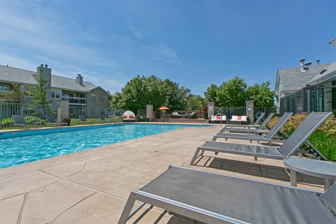 Outdoor pool at Brookdale Lakes, Illinois