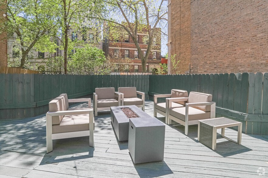 Outdoor Patio at The Kent, Chicago, Illinois