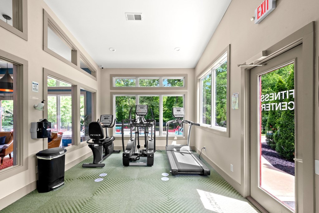 Retreat at Indian Lake Apartments Hendersonville TN gym with treadmills, elliptical machines and other exercise equipment.