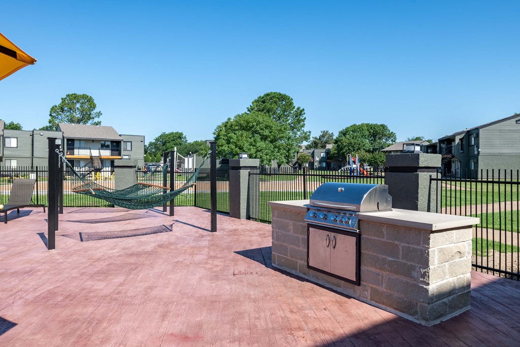 the preserve at ballantyne commons amenities patio with grill and hammock