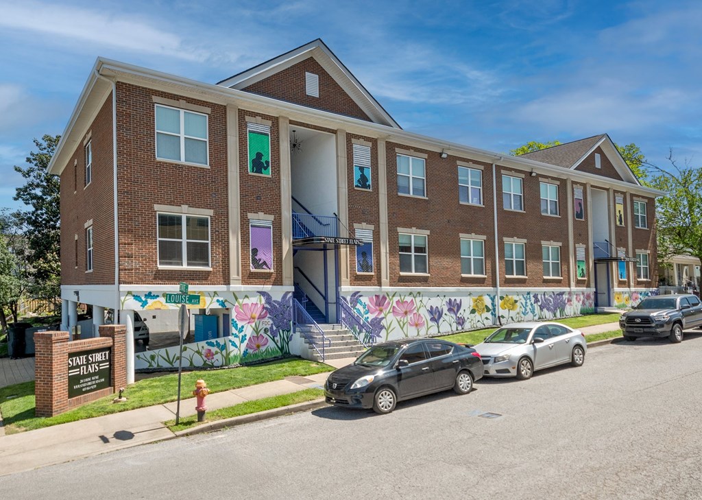 Nashville Tn apartments West End - State Street Flats Apartments brick building with a mural on the side and a sign that says