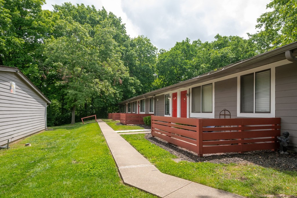 A long row of studio and one bedroom apartments in Hendersonville TN with a sidewalk in between.