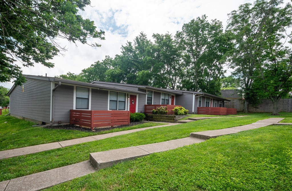 A row of apartments at The Retreat at Indian Lake studio and 1 bedroom apartments in Hendersonville with green grass in front.