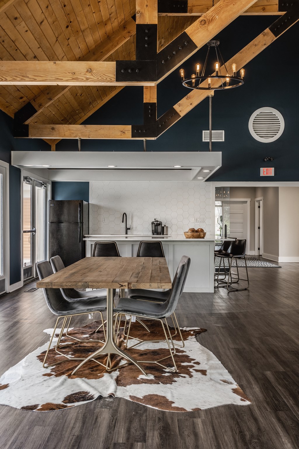 Fairway Lakes Apartments Westerville Ohio Gorgeous Clubhouse with Floor to Ceiling Window and full Kitchen. Plush Seating, stone fireplace, and gathering Area