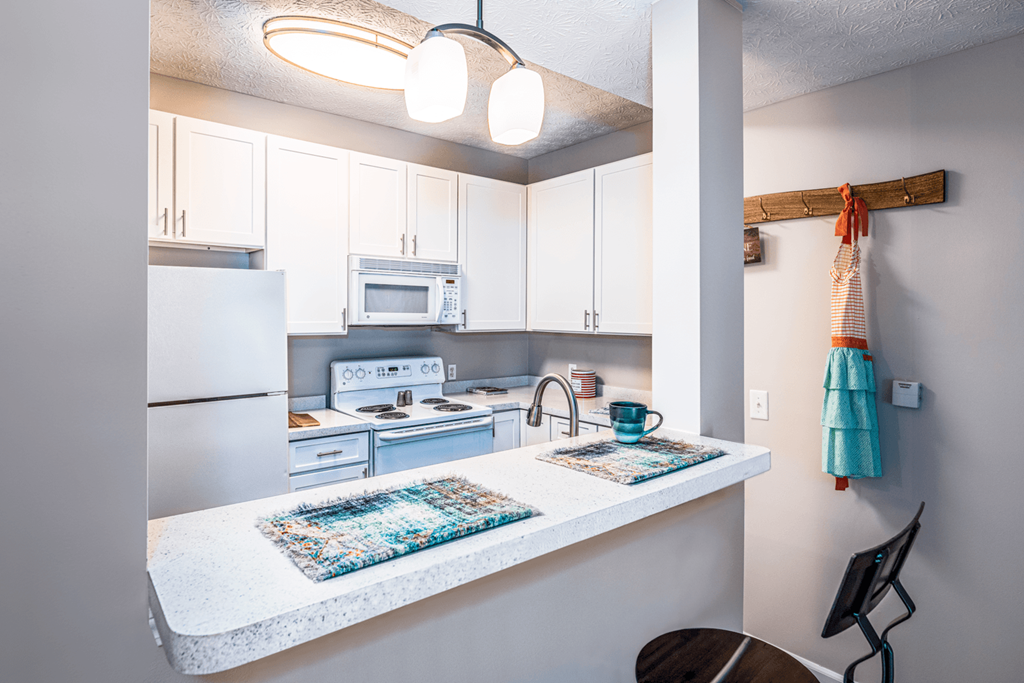 Arbors at Turnberry pet friendly apartments and townhomes Pickerington, Ohio large kitchen, wood style flooring, ample cabinet space, breakfast bar seating