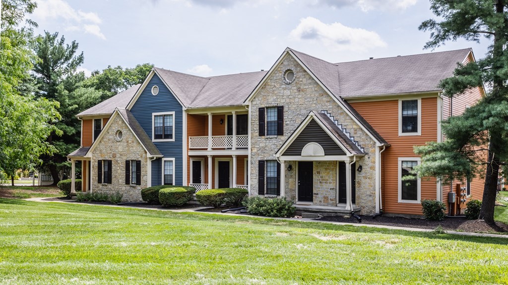 Fairway Lakes Apartments Westerville Ohio Lush Landscape. Private Fenced in Yards and Private Entrance