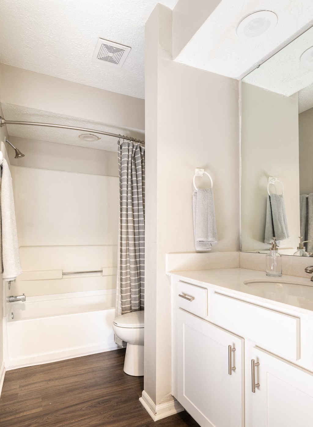 Fairway Lakes Apartments Westerville Ohio Bathroom with Soaking Tub and oversized Vanity with Large Mirror