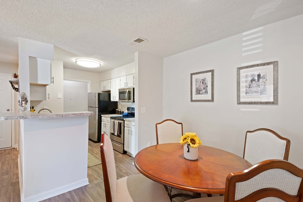 Reserve at Hamburg dining room is connected to the kitchen