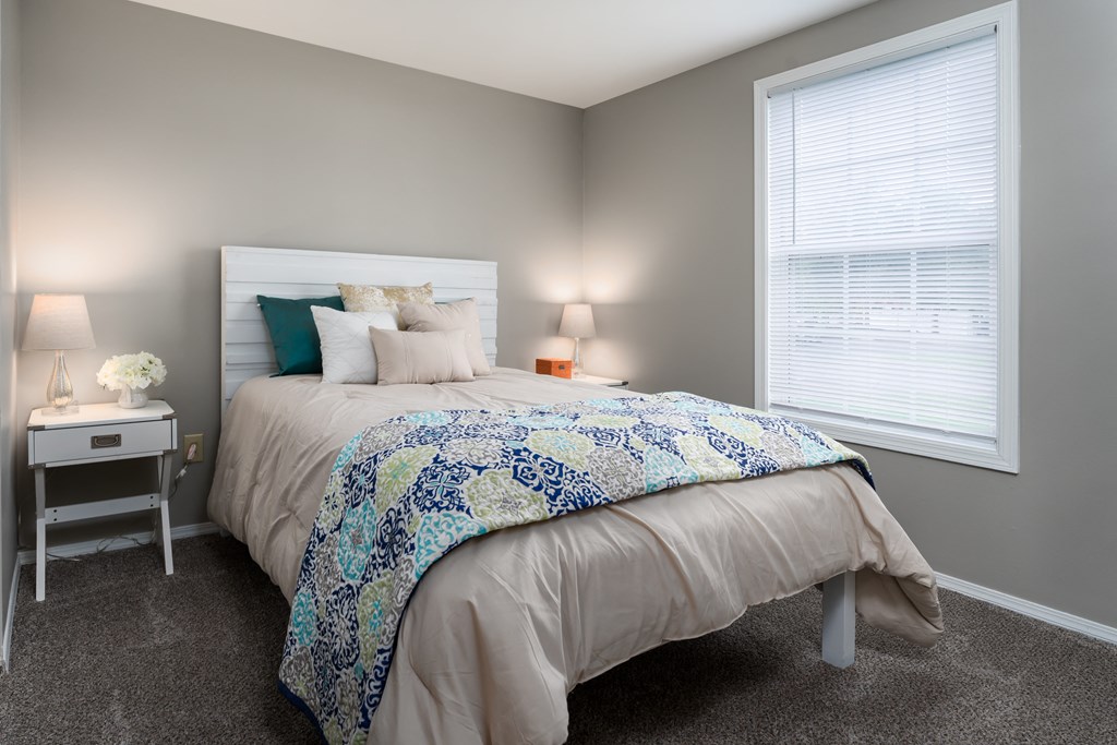 Reynoldsburg, OH Apartments Near YMCA - The Oaks - Bedroom with Bed, Nightstands, Lamps, and Window