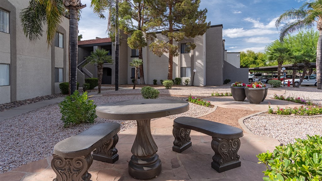 Cantera outside view with picnic area