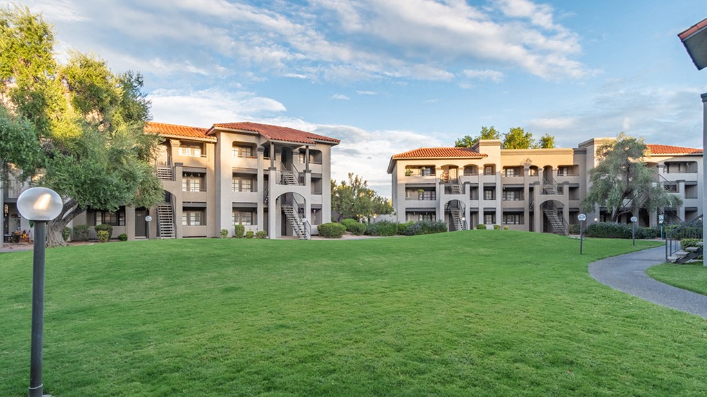 Canyon oaks outside view wit nice, lush landscape