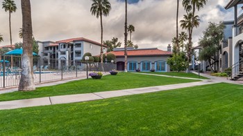 Canyon oaks outside view with nice, lush landscape - Photo Gallery 6