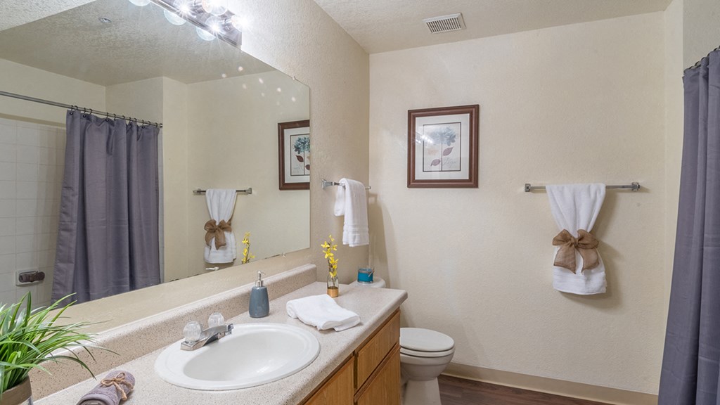 Estancia bathroom with nice bath and sink with drawers
