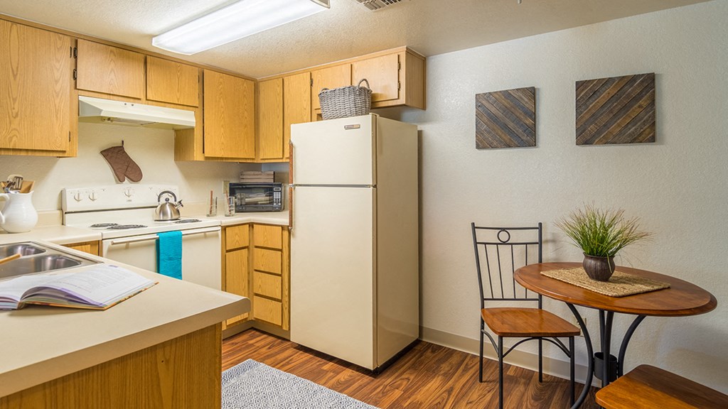 Canyon creek spacious kitchen with a nice dining area right next to it