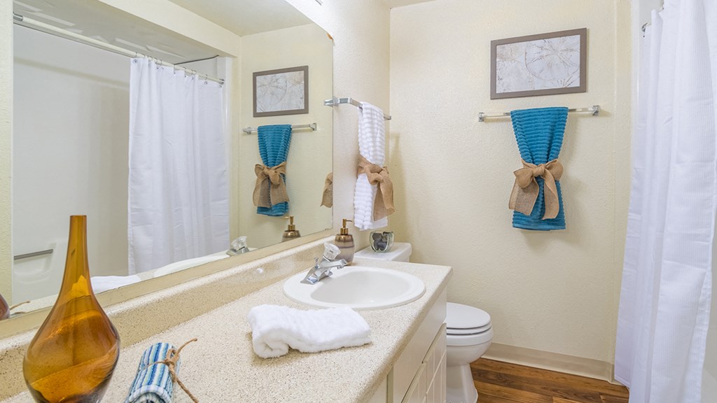 Catalina Canyon large, cream bathroom.