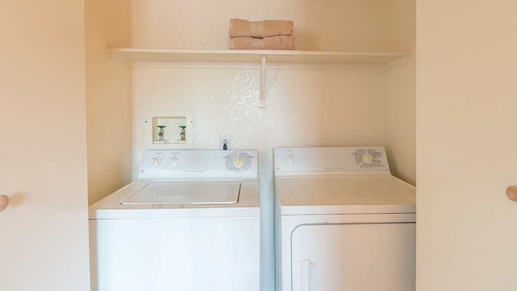 Cantera laundry room with washer and dryer