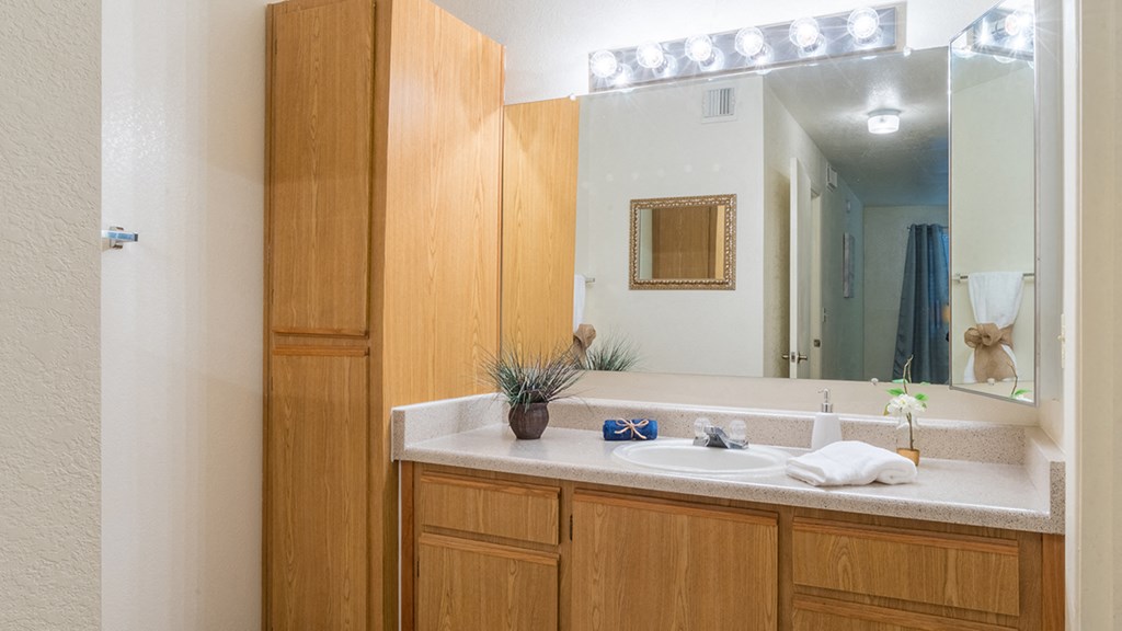 Estancia bathroom with nice bath and sink with drawers