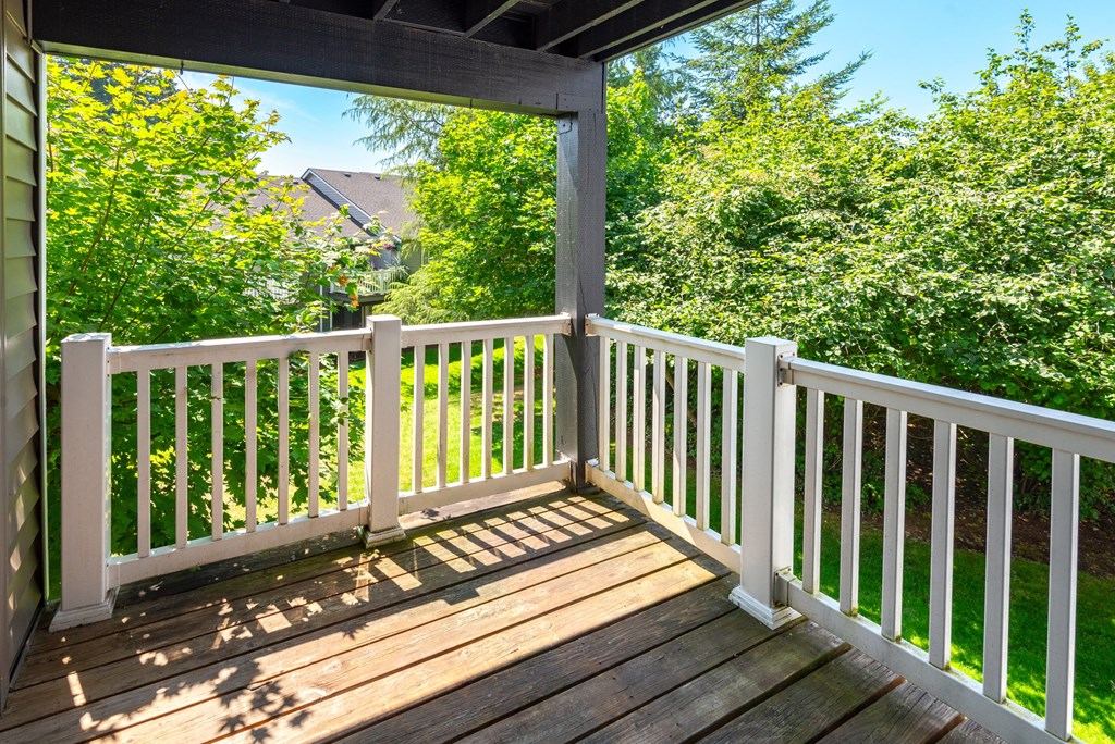 a view of the deck from the back of the house
