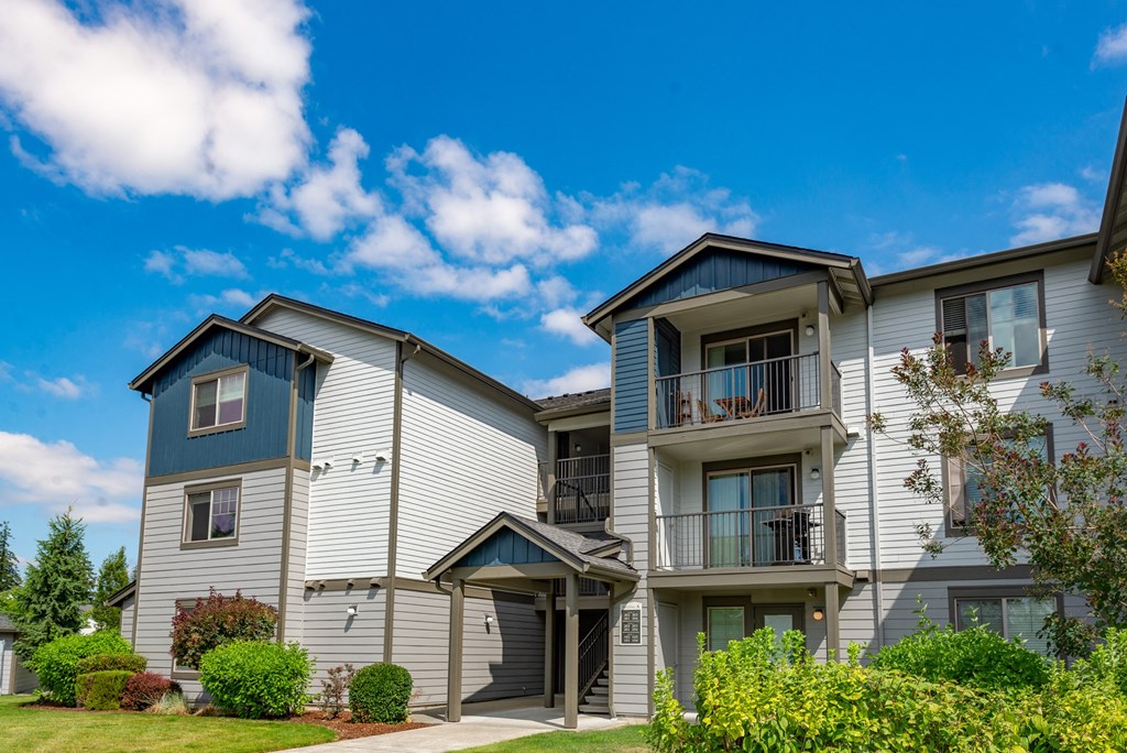 the view of an apartment building with a blue sky