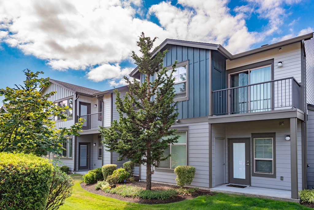 the preserve at ballantyne commons apartments courtyard and balconies
